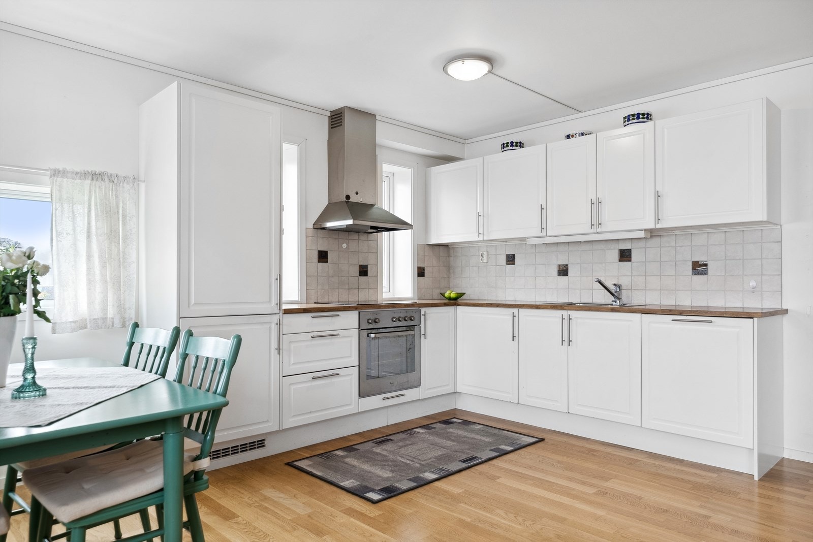 På kjøkkenet er det godt med skap- og skuffeplass. Galleribilde