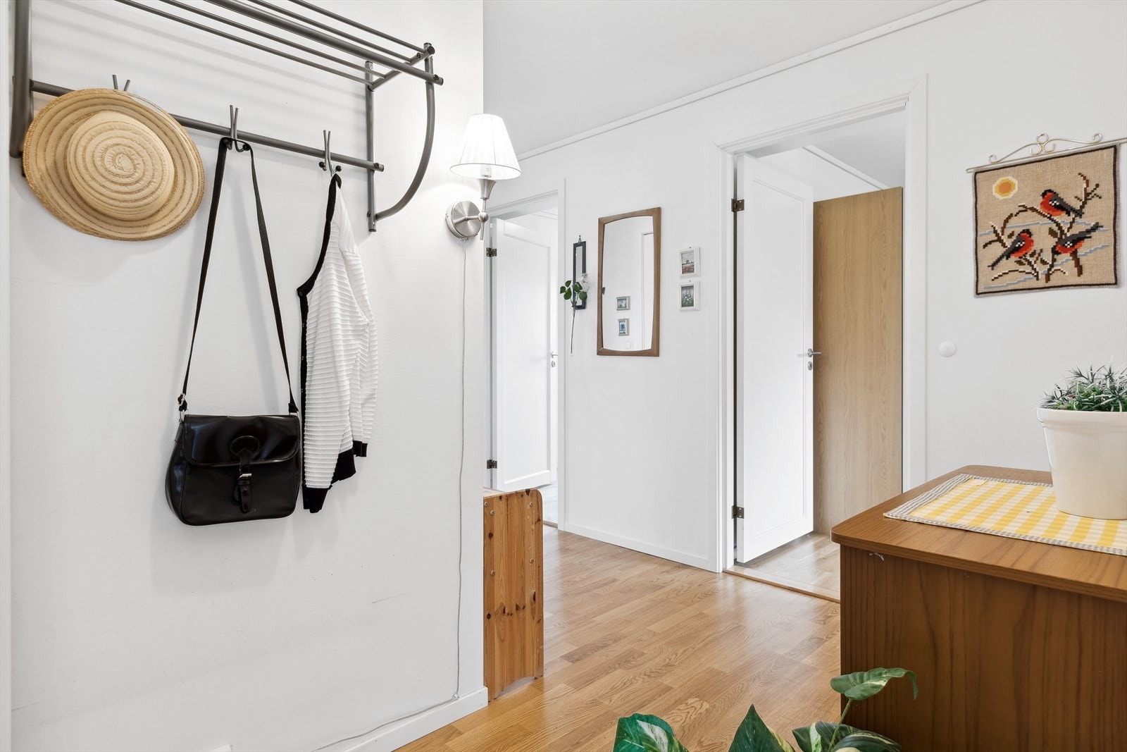 En stor og innbydende entré gir et godt førsteinntrykk av leiligheten. Galleribilde