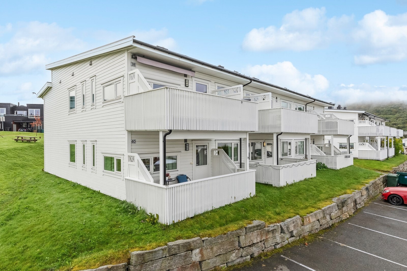 Leiligheten disponerer en asfaltert parkeringsplass like utenfor døra. Galleribilde