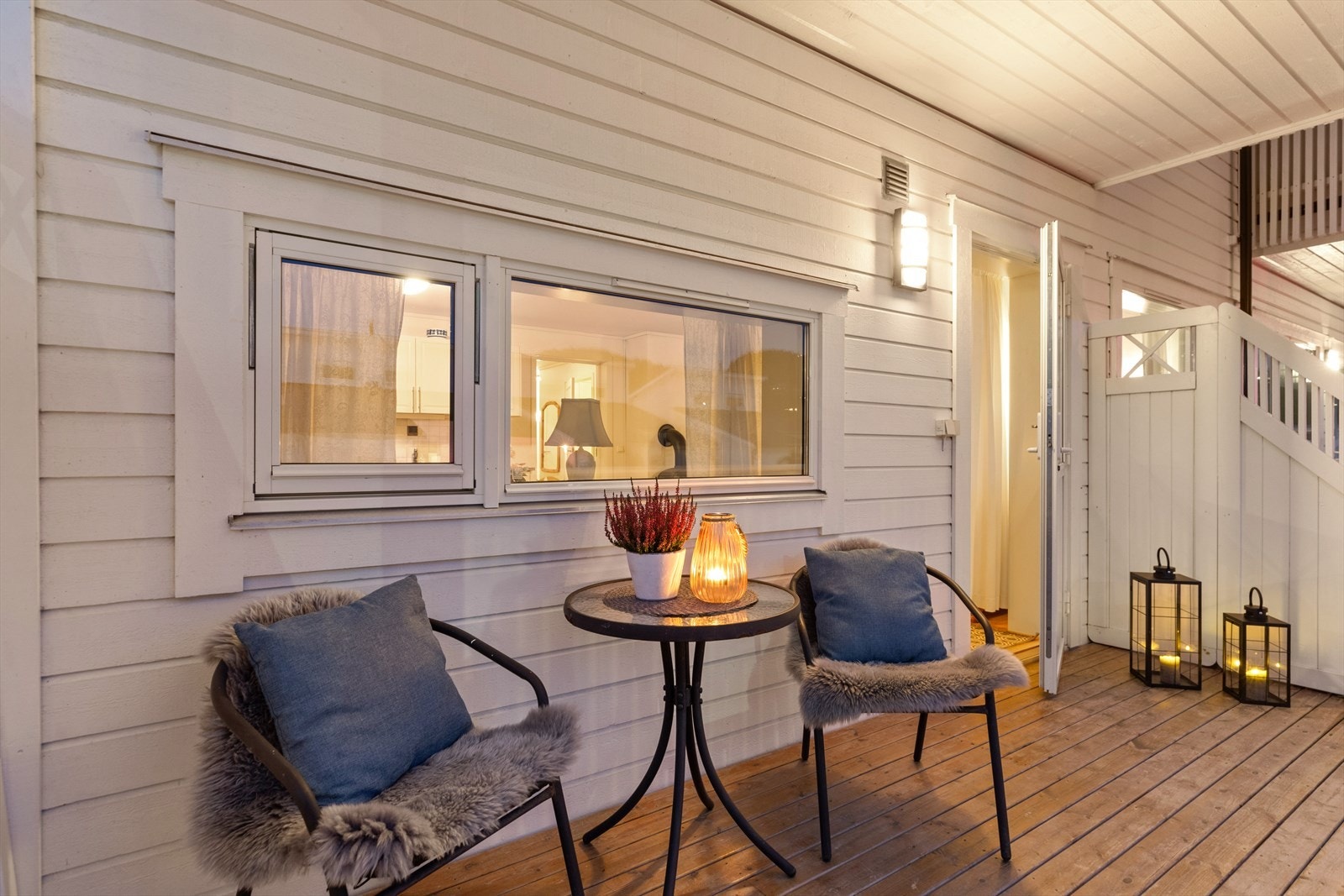 Utenfor stuen er det en overbygd balkong på ca. 10 m², utstyrt med belysning og stikkontakt. Galleribilde