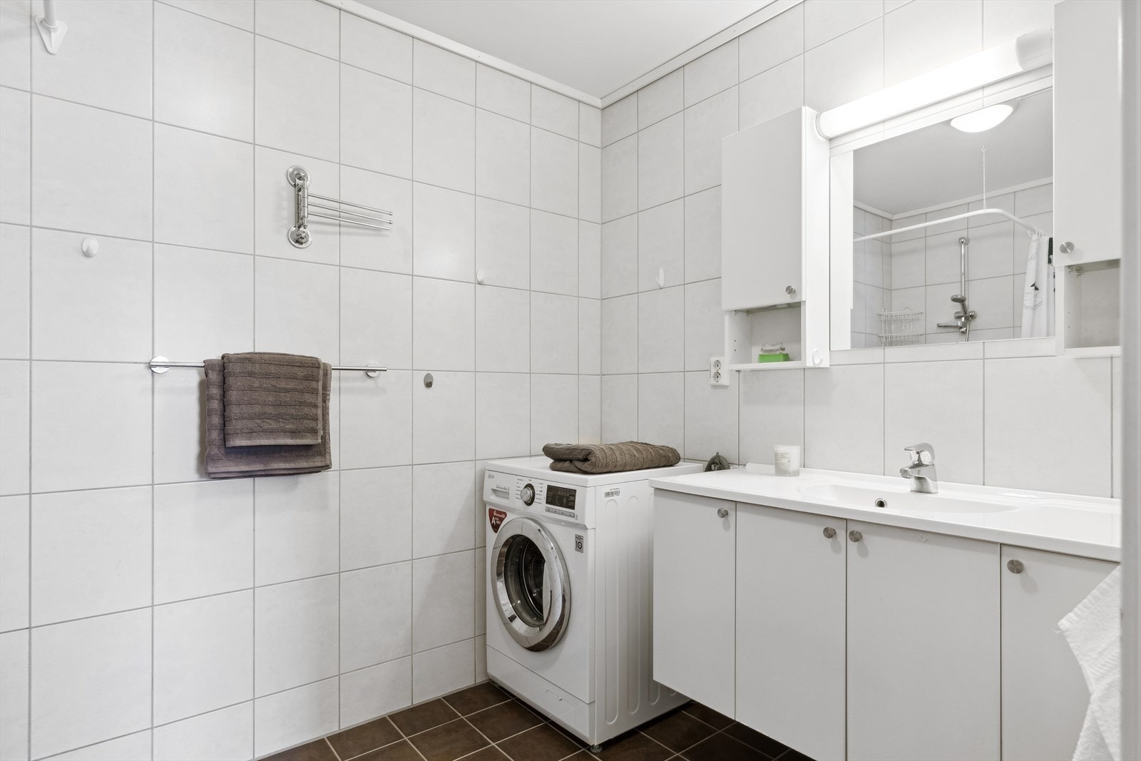 Leiligheten fremstår tidsriktig med moderne farge- og materialvalg. Galleribilde