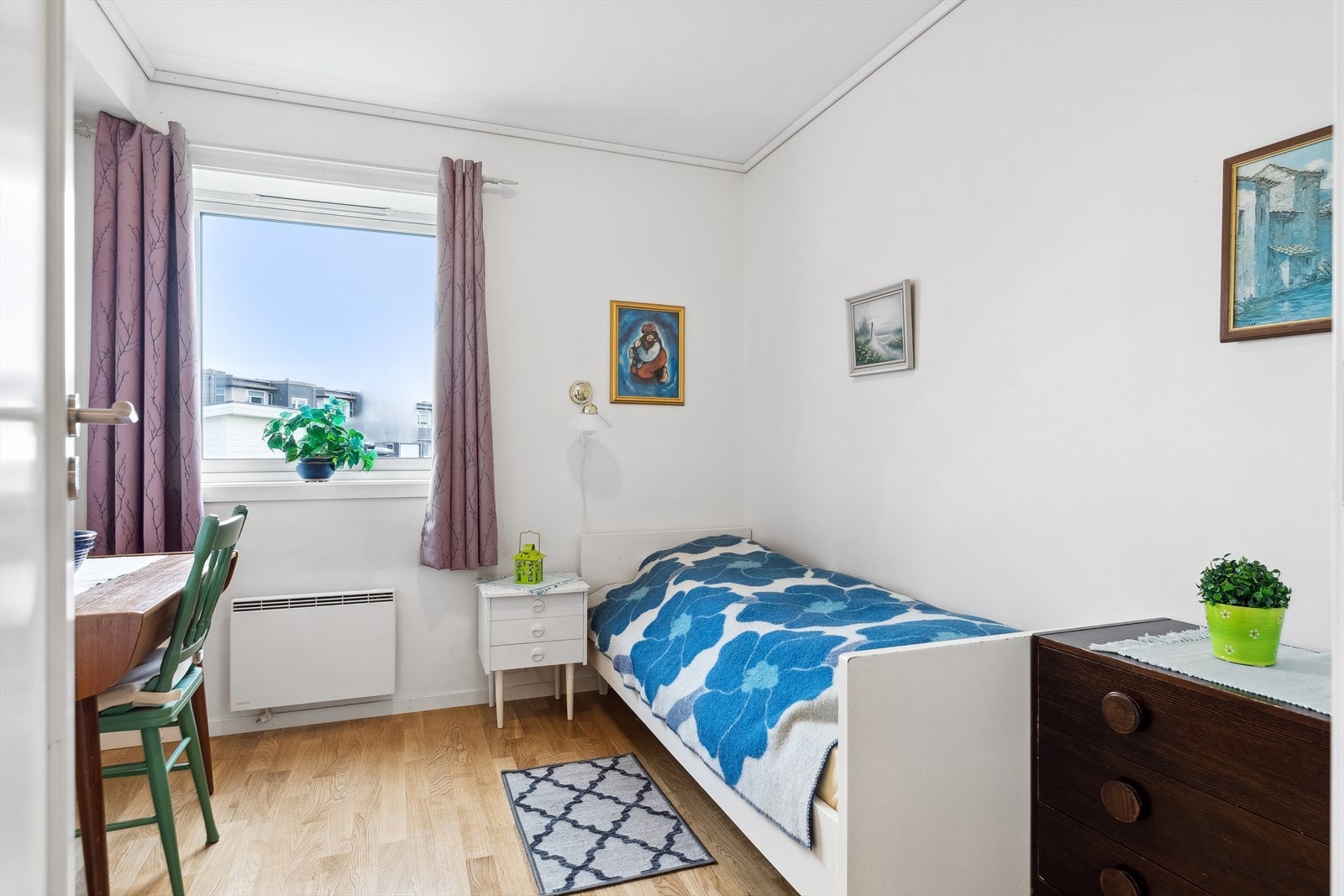 Leiligheten har to romslige soverom malt i hvitt. Galleribilde