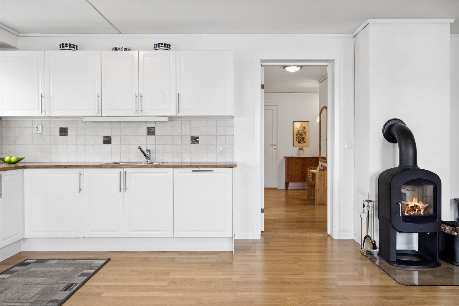 Ildstedet er plassert slik at stemningen nytes fra både spiseplassen og sofakroken. Galleribilde