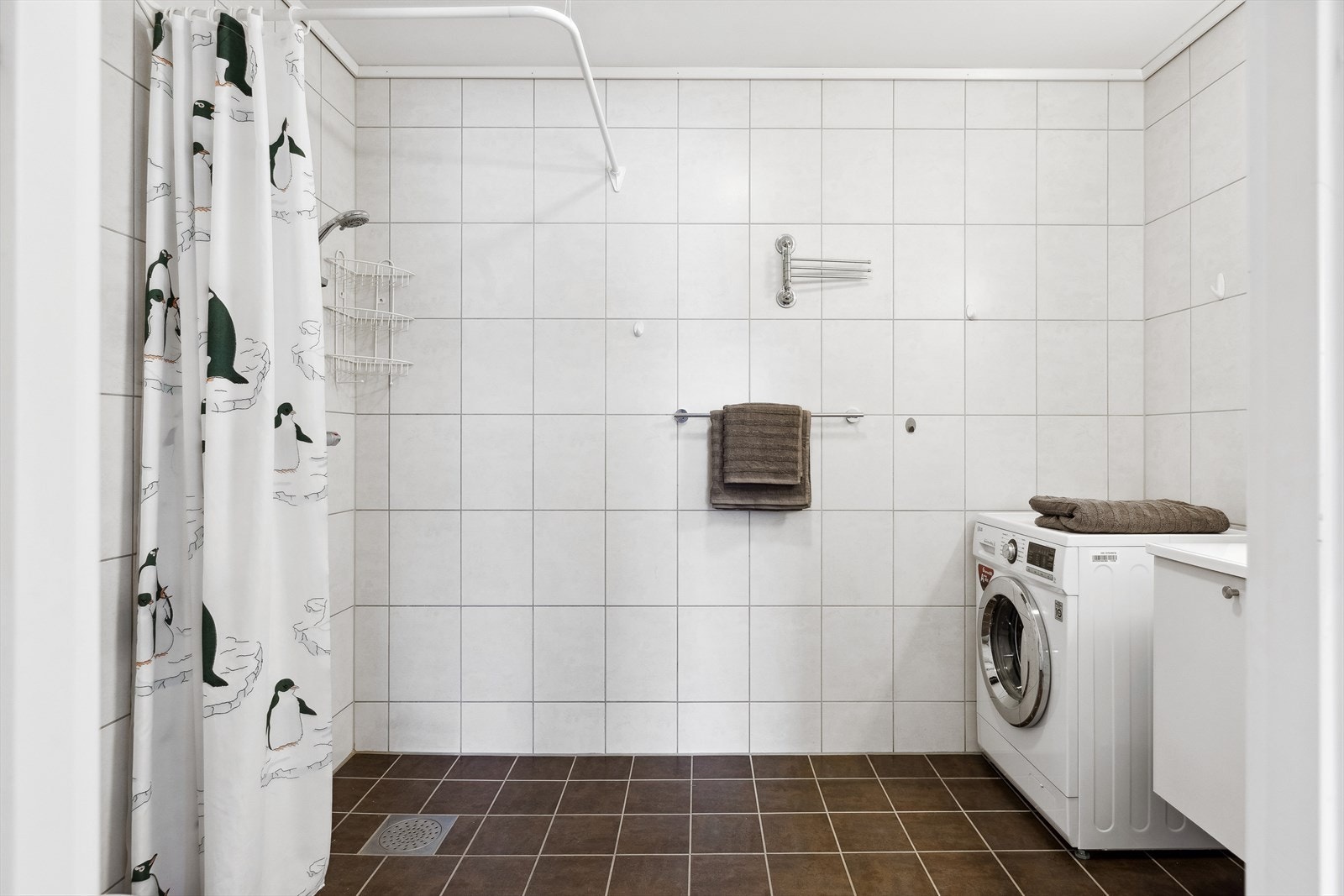 Pent flislagt bad med gulvvarme. Galleribilde