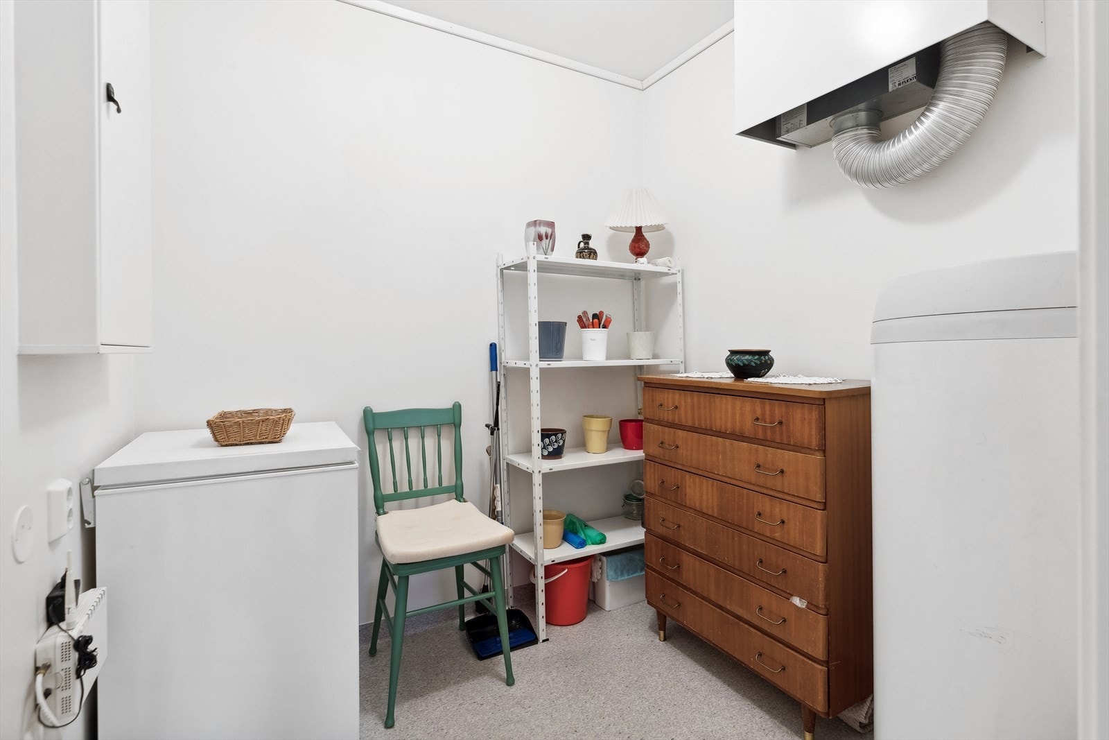 Tilliggende entreen finner man en bod på ca. 4 m² - perfekt for ekstra oppbevaring. Galleribilde