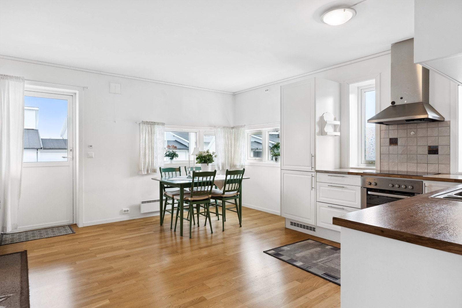 Rommets utforming med rause vindusflater og god takhøyde gir en behagelig romfølelse. Galleribilde