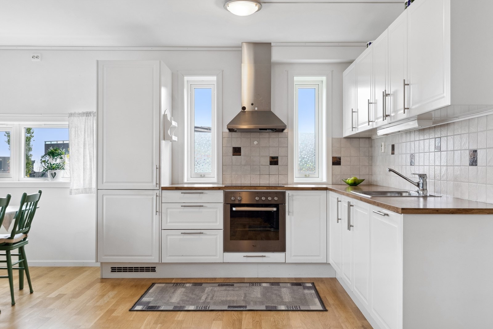 Av hvitevarer har kjøkkenet integrert platetopp, stekeovn, oppvaskmaskin og kombinert kjøl/frys. Galleribilde