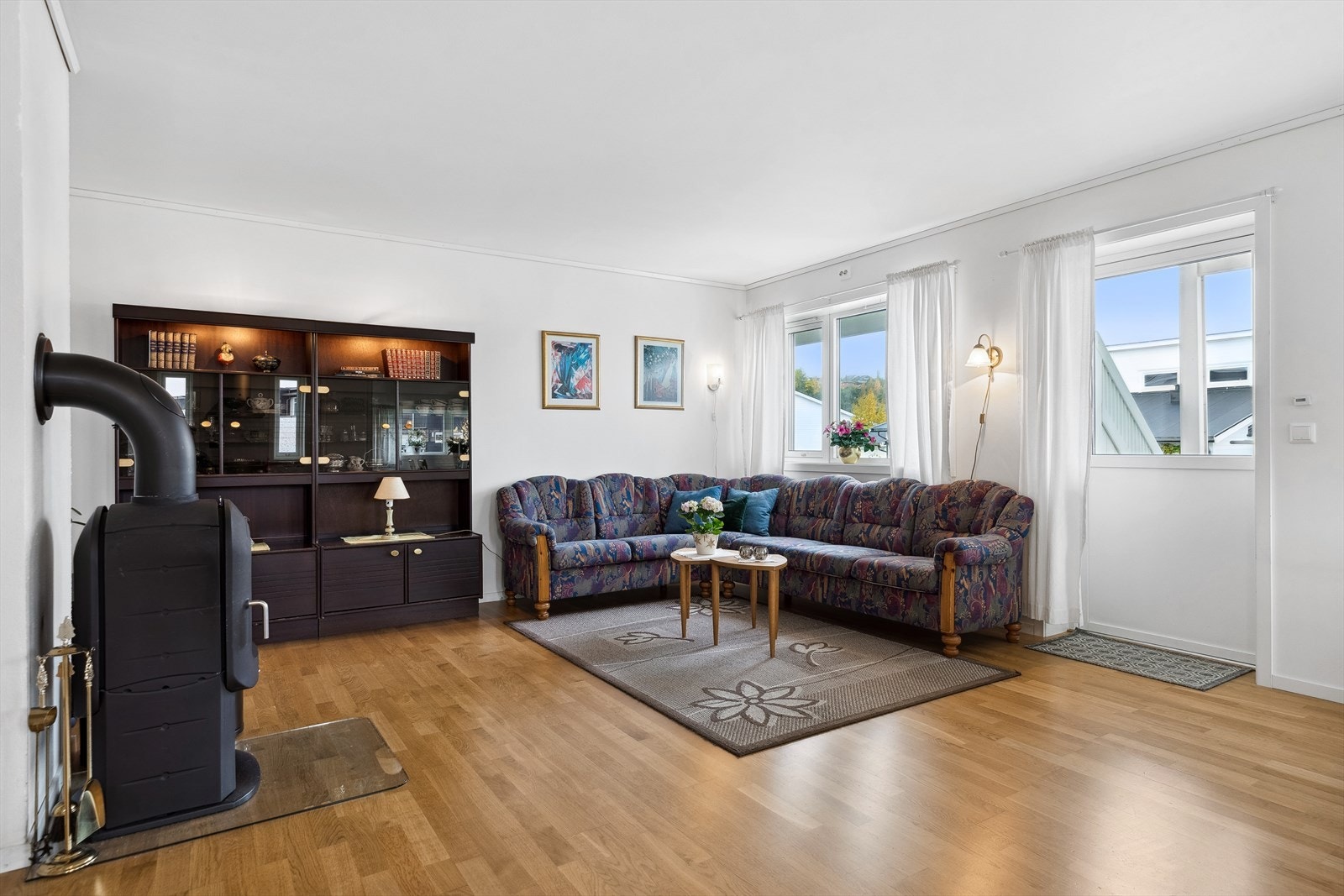 Stuen og kjøkkenet danner et åpent og meget romslig allrom for både store og små. Galleribilde