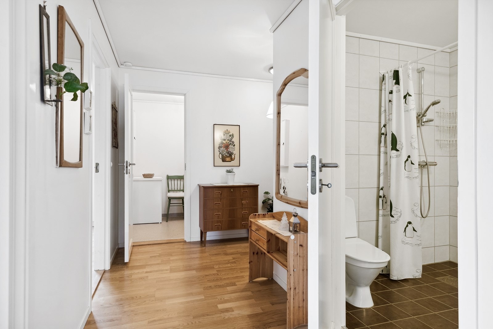 Fra entreen er det videre adkomst til alle rommene i leiligheten. Galleribilde