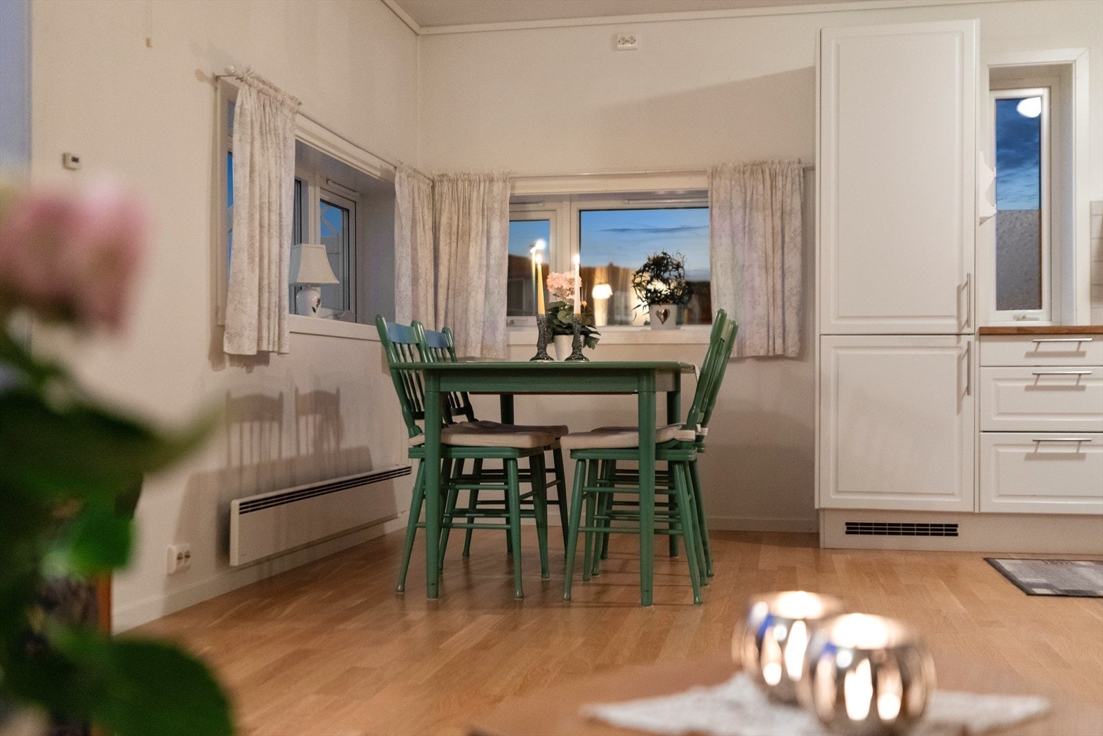 Stuen er naturlig inndelt i ulike brukssoner, og det passer utmerket å innrede med spisebord ved kjøkkeninnredningen. Galleribilde