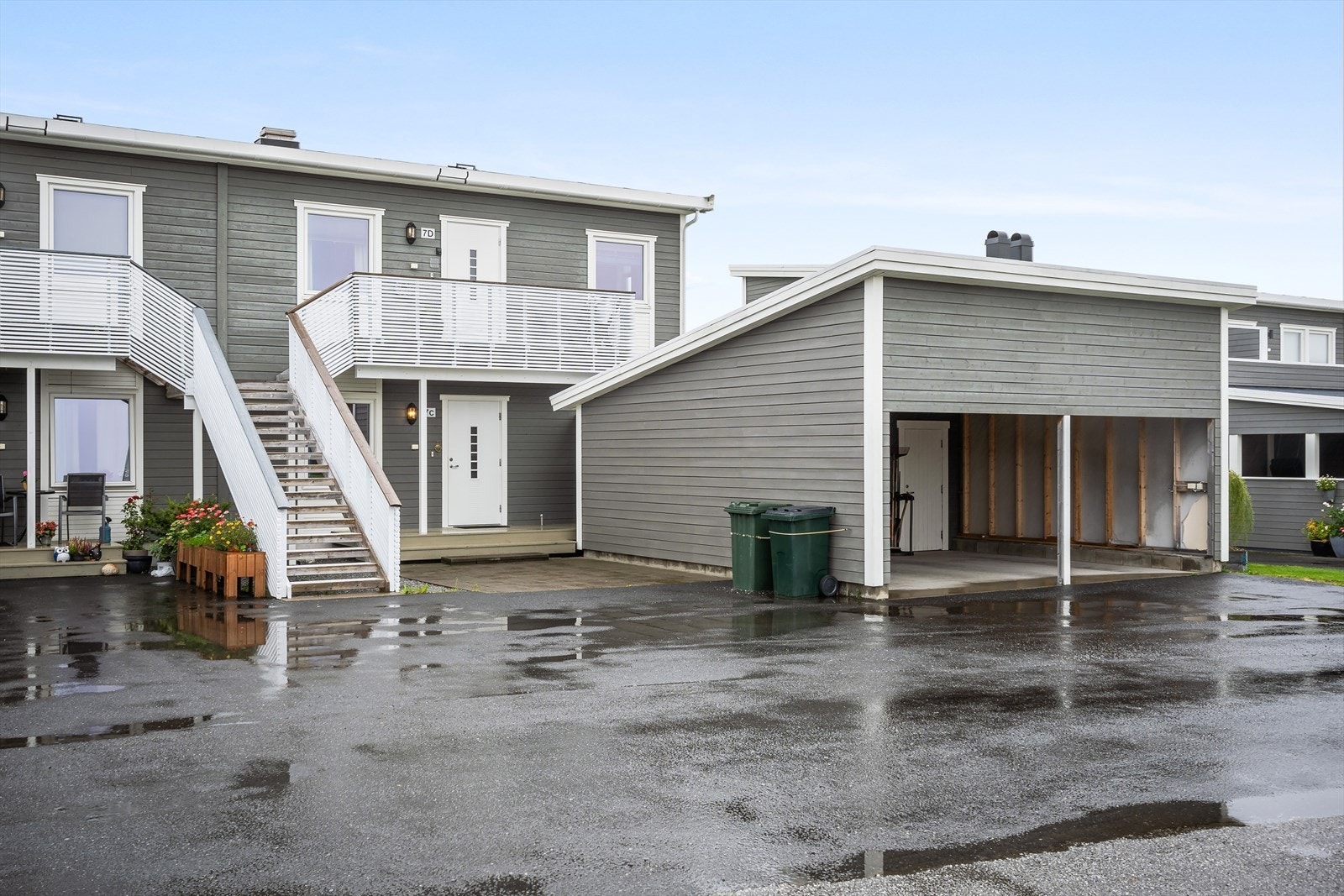 Med leiligheten følger carport med praktisk sportsbod. Galleribilde