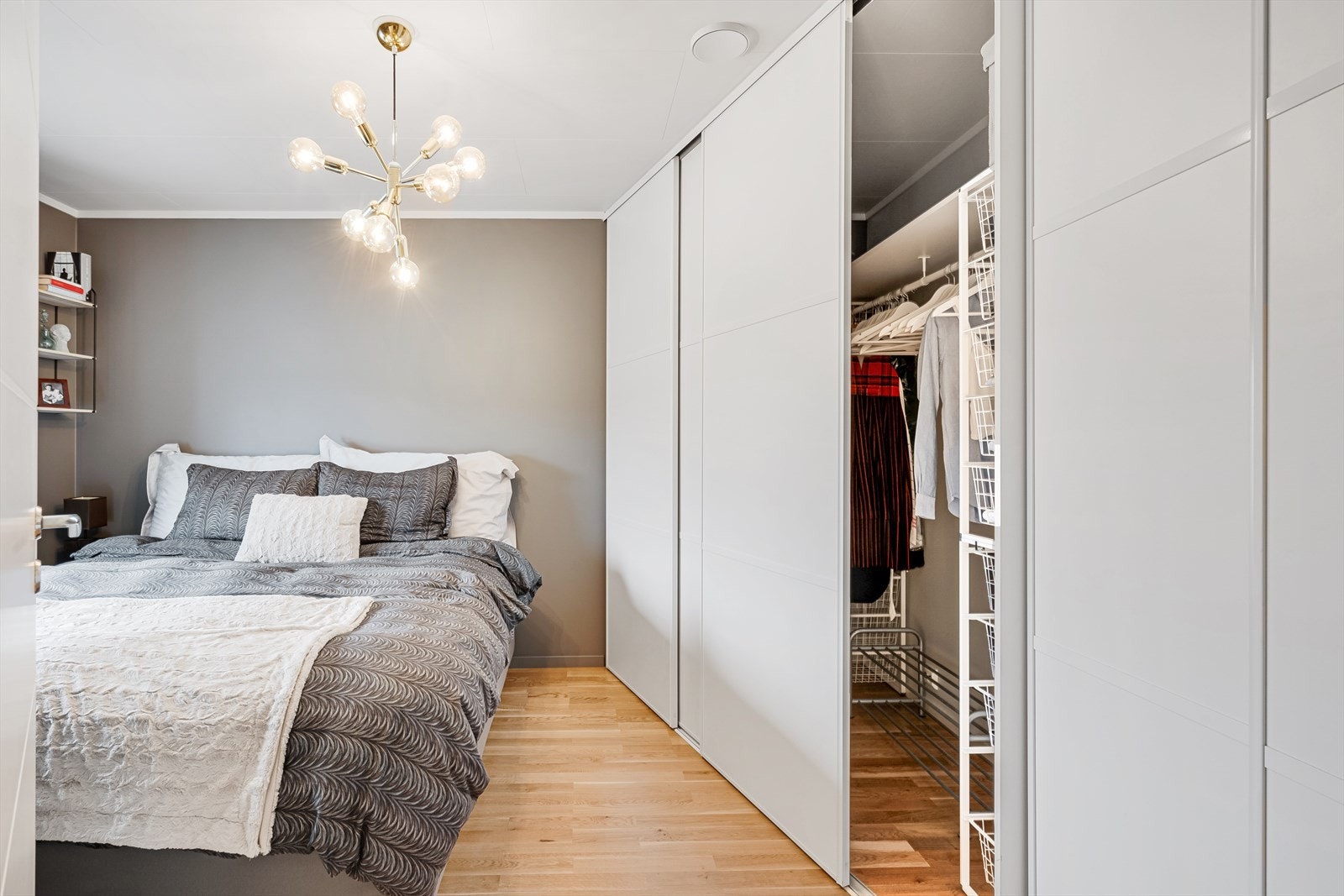 Skyvedørsgarderobe på hovedsoverommet. Galleribilde