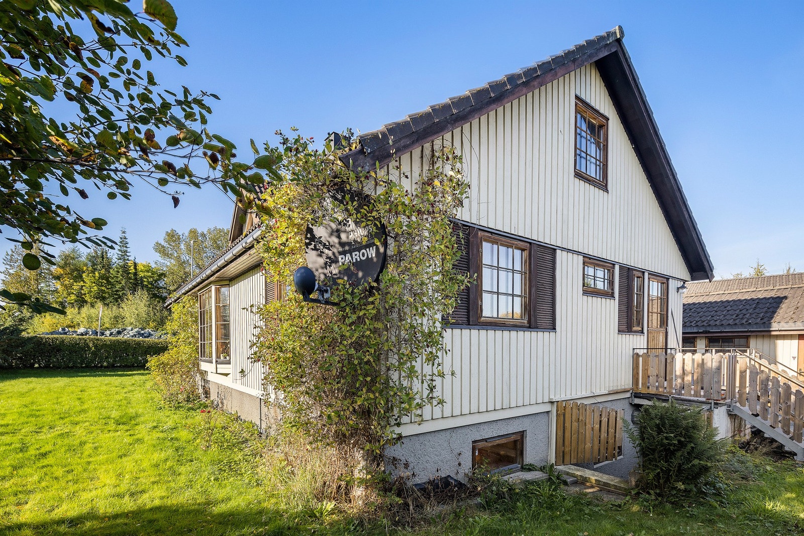 Egen inngang ned til kjelleretasjen. Galleribilde