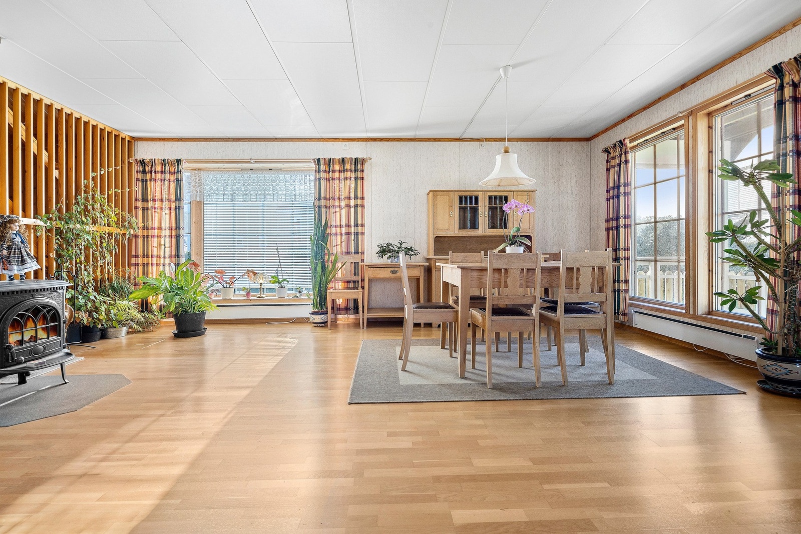 Store vindusflater som gir rikelig med lysinnslipp. Galleribilde