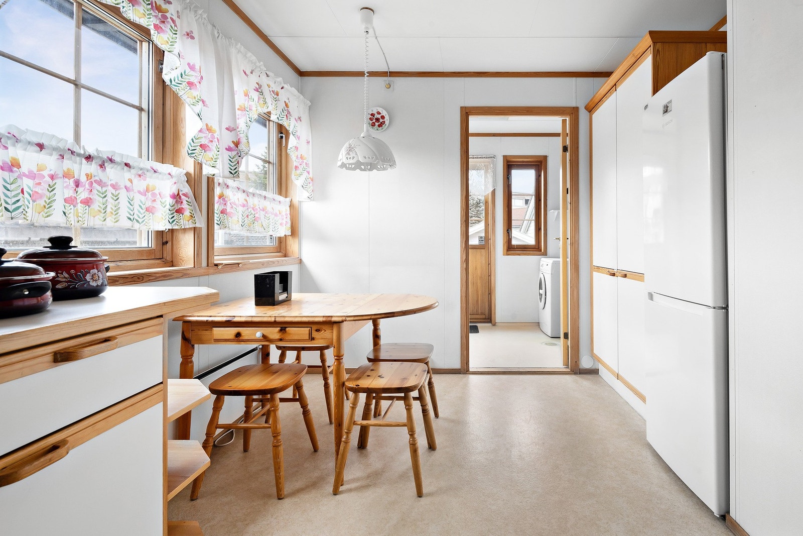 Fra kjøkkenet er det inngang til vaskerommet. Galleribilde