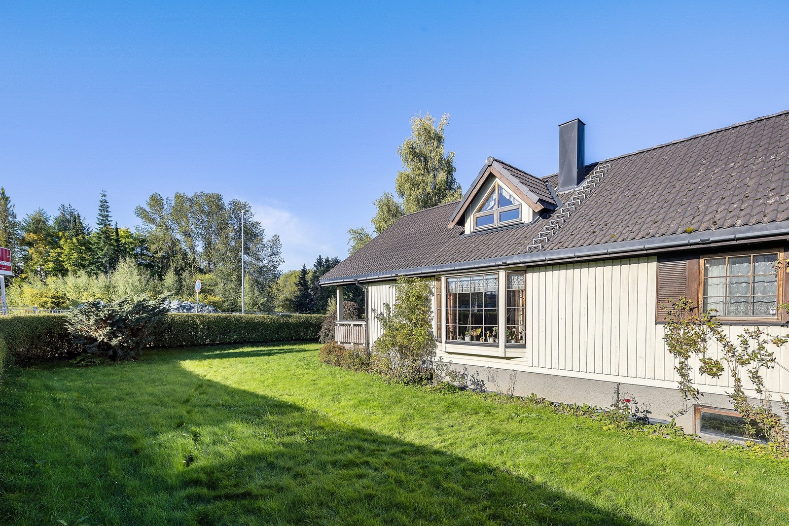 Skjermet og pen hage. Galleribilde