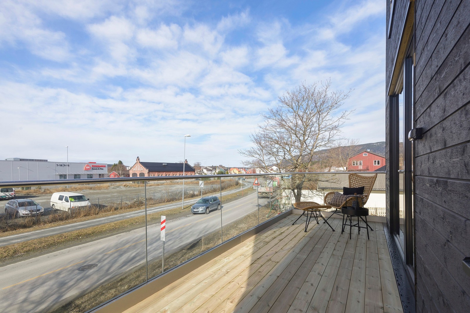 I tillegg til hage og terrasse på bakkeplan har boligen veranda i både 2- og 3.etasje. Her får man gode solforhold med både øst, sør og vestvendt veranda. Galleribilde