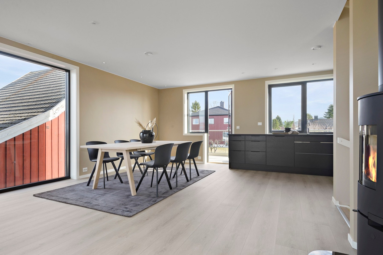 Boligen har en god planløsning og moderne utførelse med listefritt mot tak, downlights, slette vegger og åpen romløsning mellom kjøkken og stue. Galleribilde