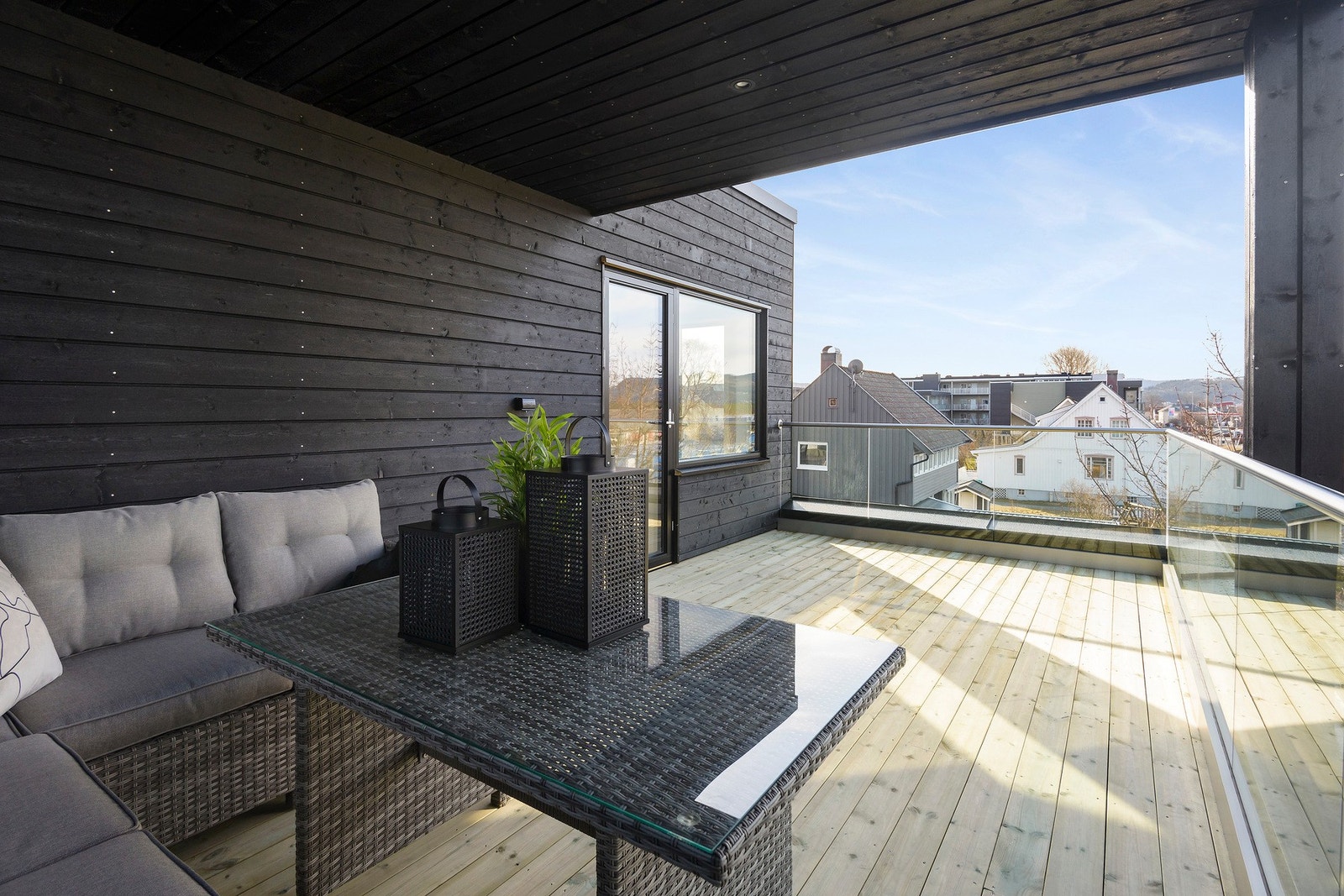 Da denne ligger i 3.etasje er man skjermet for innsyn. Uteplassen blir som et ekstra rom på varme sommerdager! Moderne utførelse med glassrekkverk samt delvis overbygd med downlights. Galleribilde