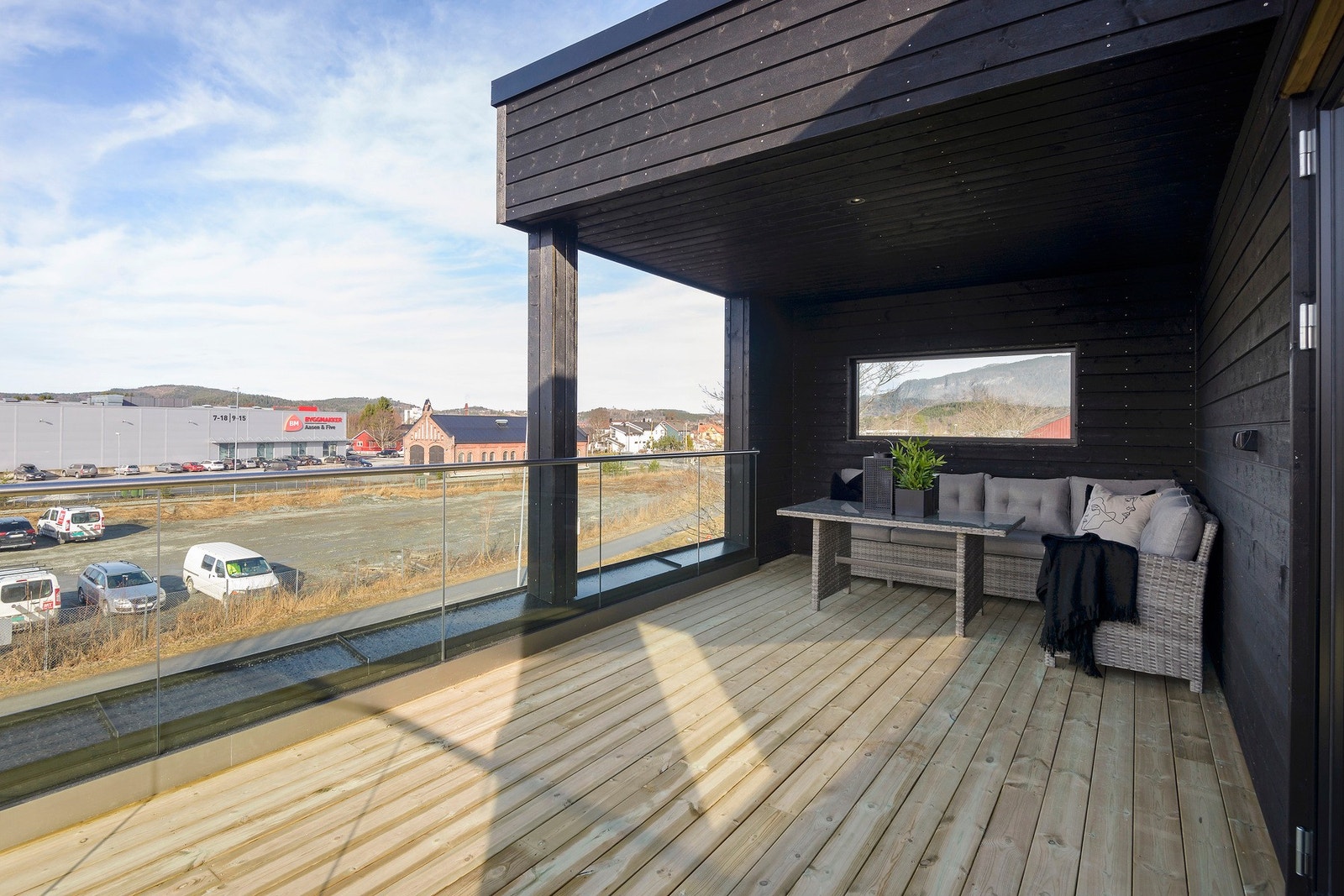 Boligen har veranda i hver etasje, toppetasjen har en meget romslig veranda hvor det er god plass til både sittegruppe, grill og solsenger. Galleribilde