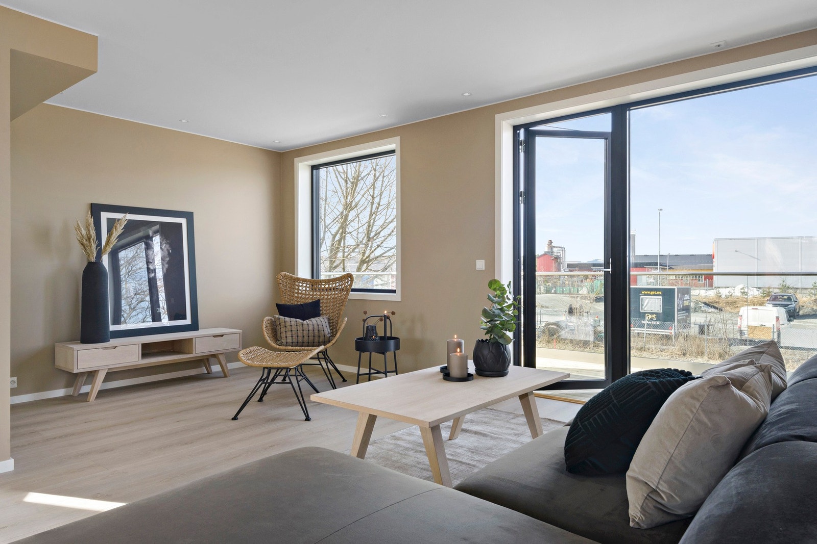 De store vindusflatene gir rikelig med lysinnslipp og gir en ekstra god romfølelse. Galleribilde