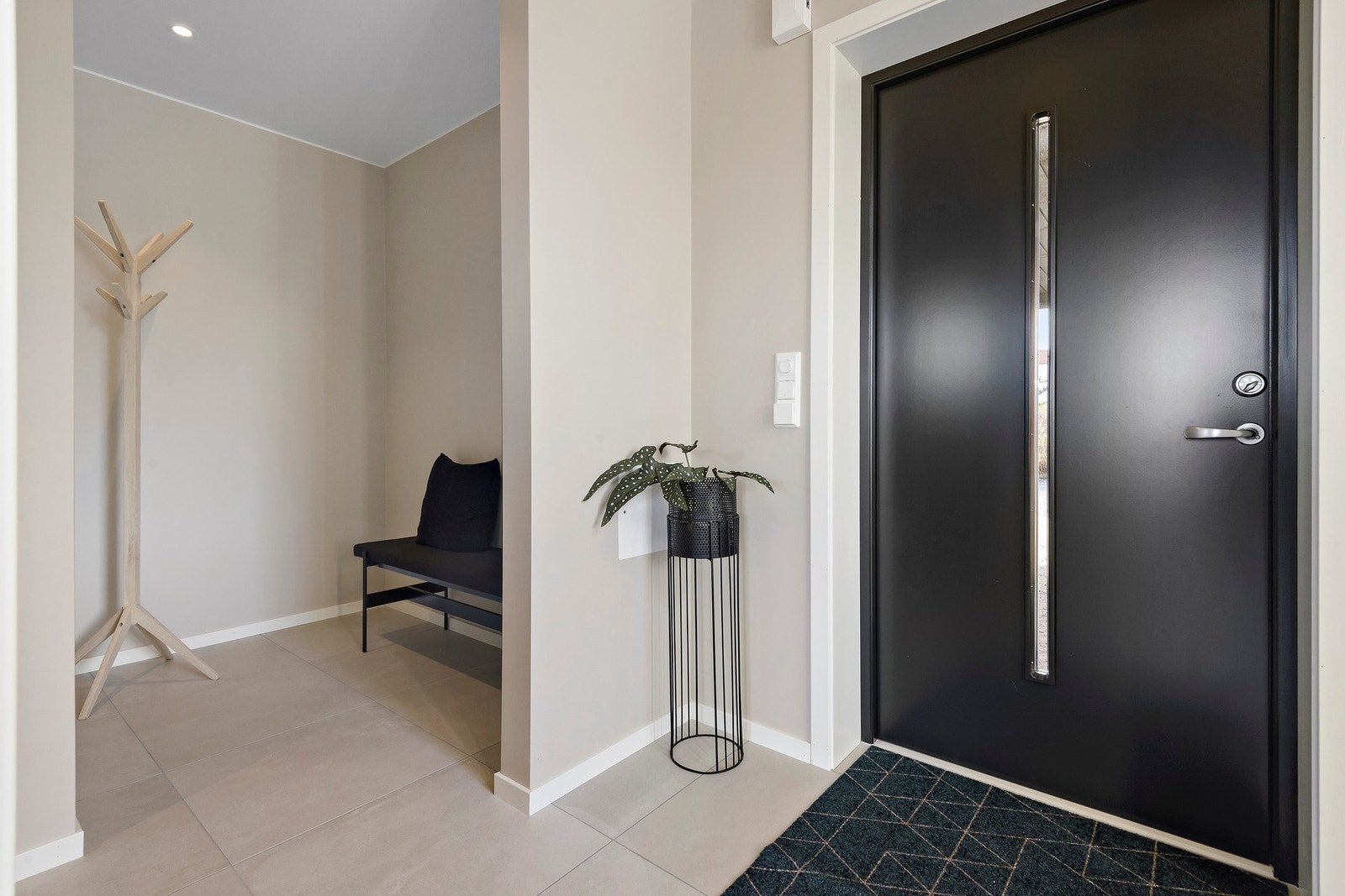 Gangen har en praktisk løsning hvor det er god plass til en skyvedørsgarderobe i et eget avluke. Gangen har en flott utførelse med flislagt gulv (gulvvarme), slette vegger, listefritt mot tak og downlights. Galleribilde