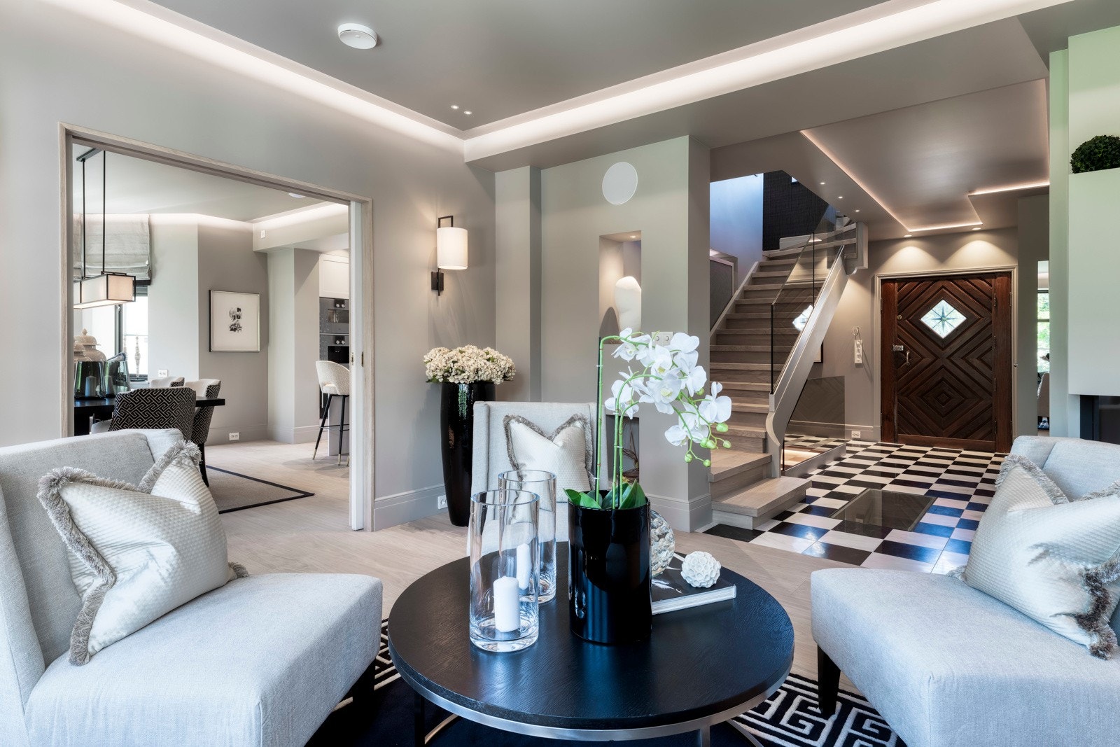 I første etasje er det hovedstue, tv-stue/kontor og eget bibliotek, og det er også stuer i andre etasje og i kjelleretasjen. Galleribilde