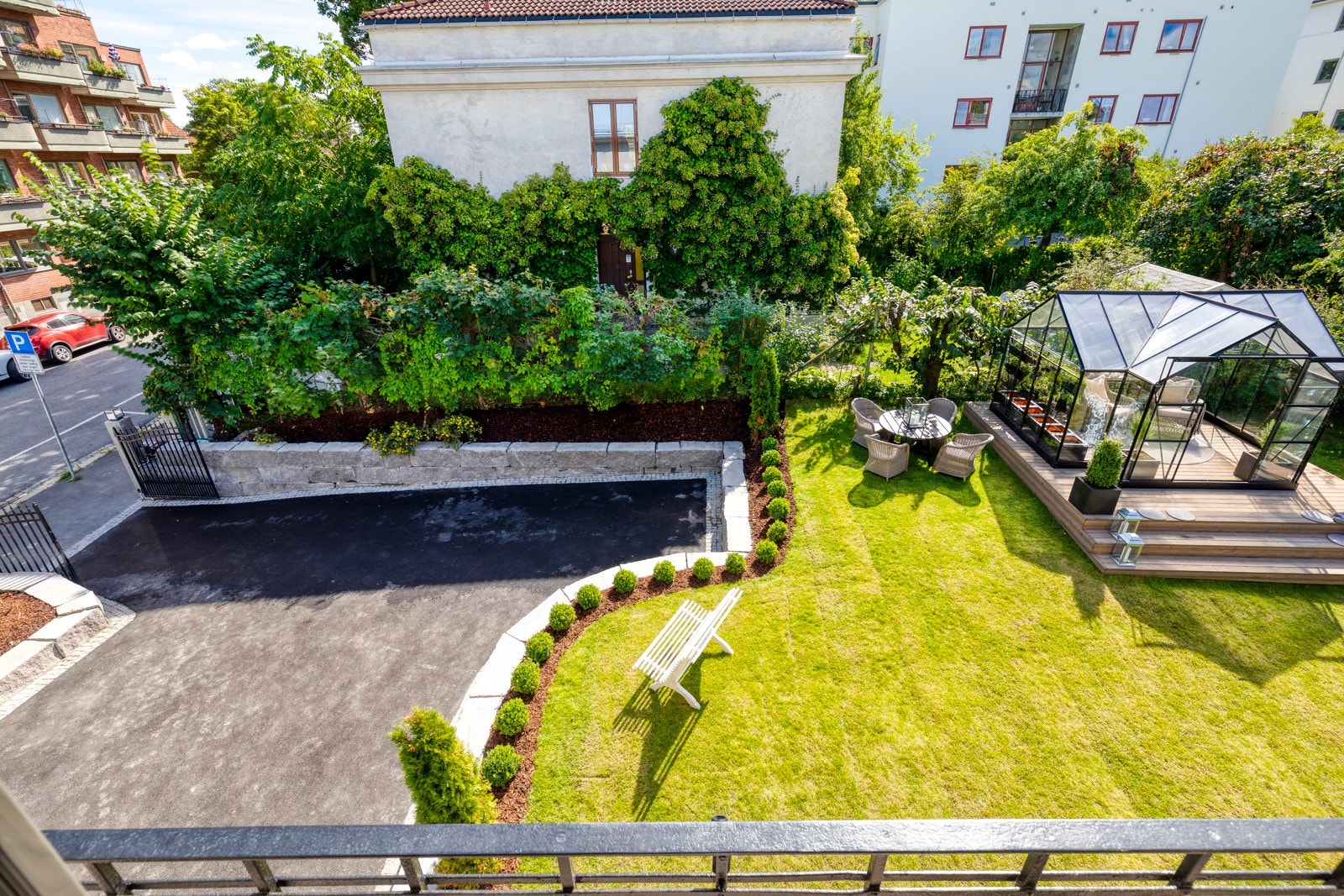 Den nydelige hagen har velstelt plen, flere forskjellige busker og rikelig med boltreplass for hele familien. Galleribilde