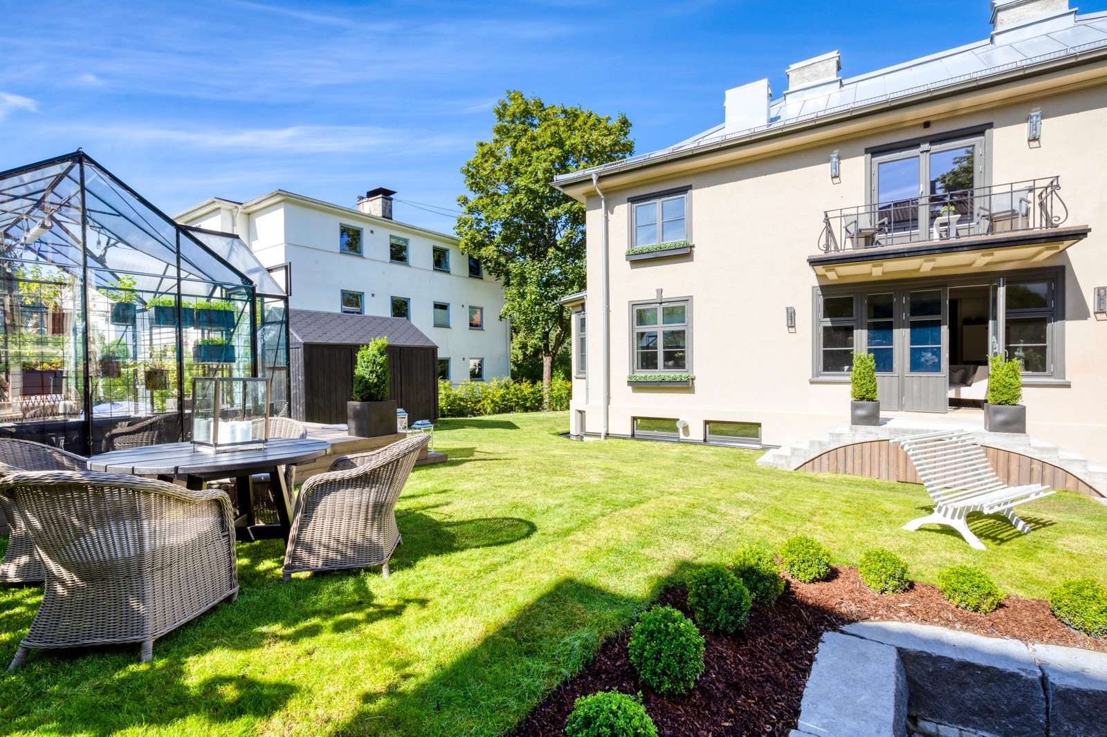 Eiendommen er på 719,9 kvm - inngjerdet og parkmessig opparbeidet. Det er gode parkeringsmuligheter på gårdsplassen med plass til 3-4 biler. Galleribilde