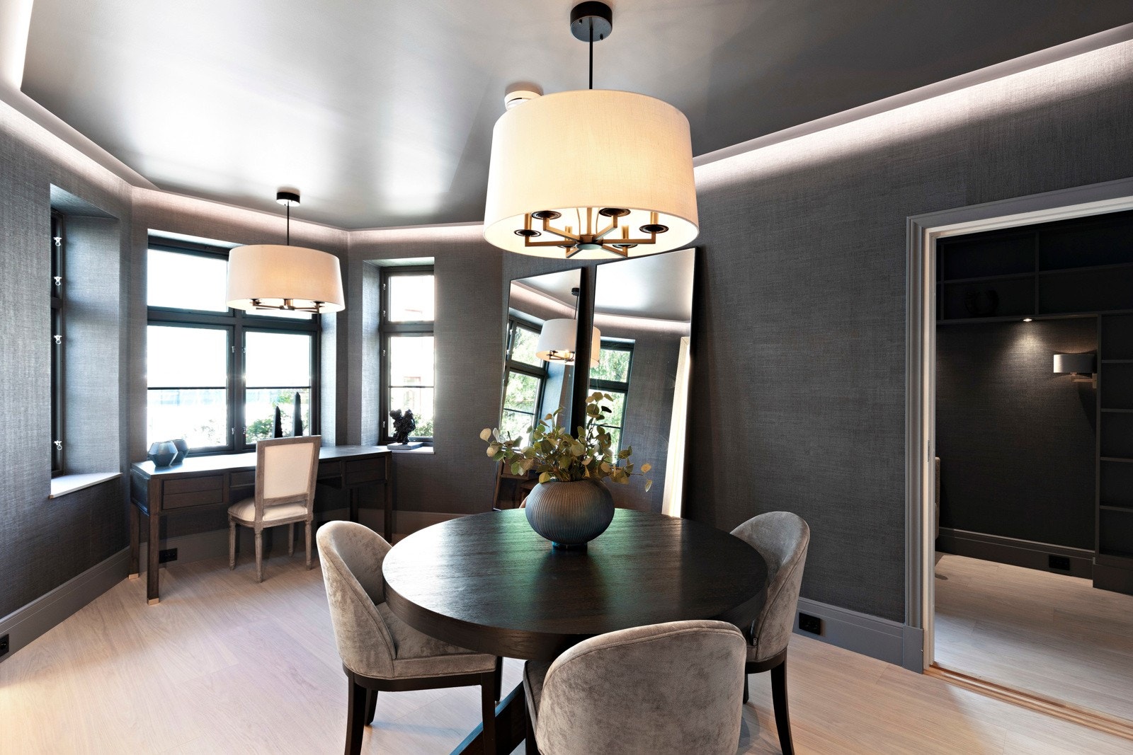 Det er tilrettelagt slik at man kan ha hjemmekontor eller egen praksis i 1. etasje. Galleribilde