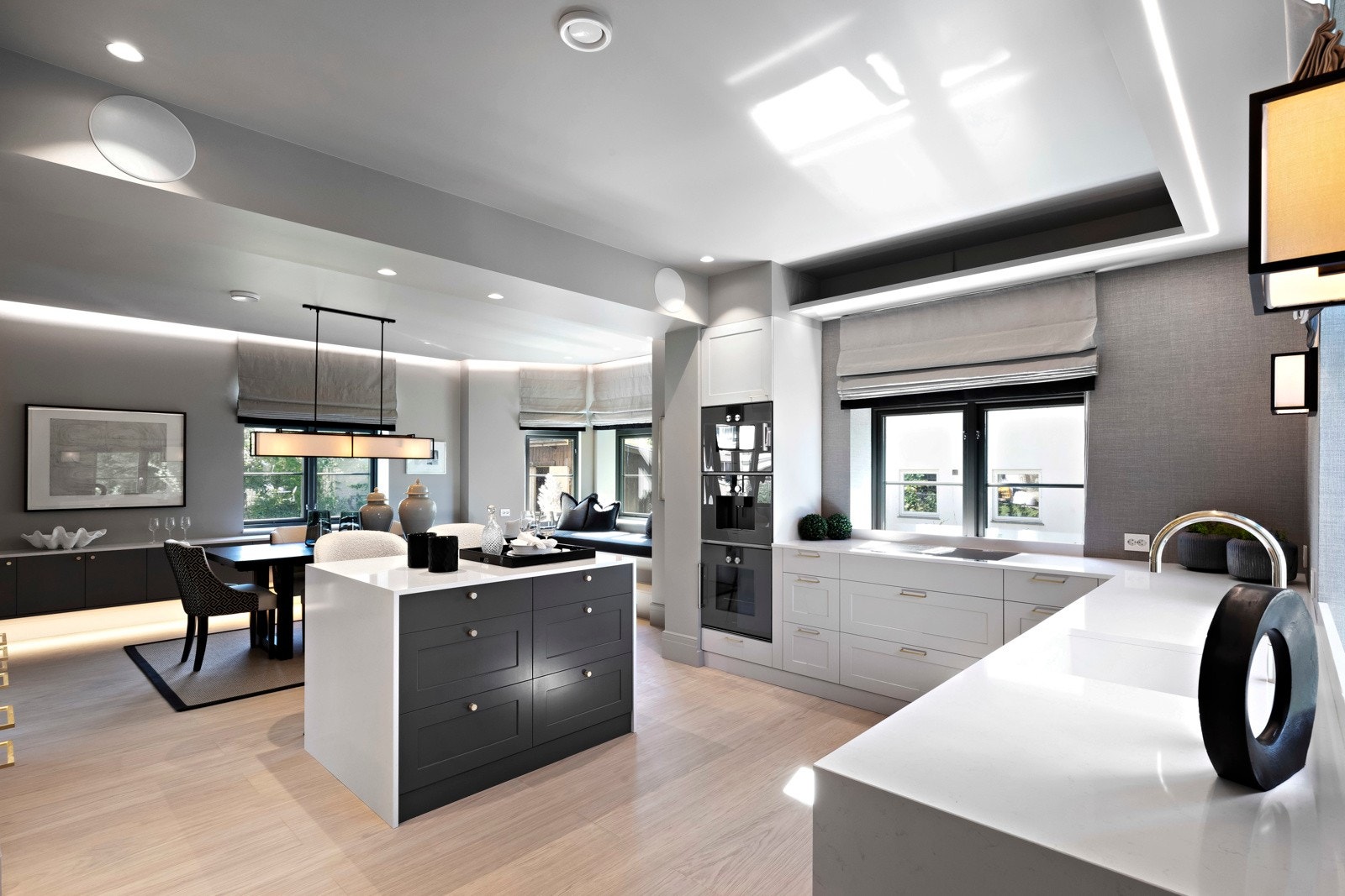 Det er store vinduer på flere sider, noe som gir et flott gjennomlys, og det er i tillegg montert downlights og høytalere i himling. Galleribilde