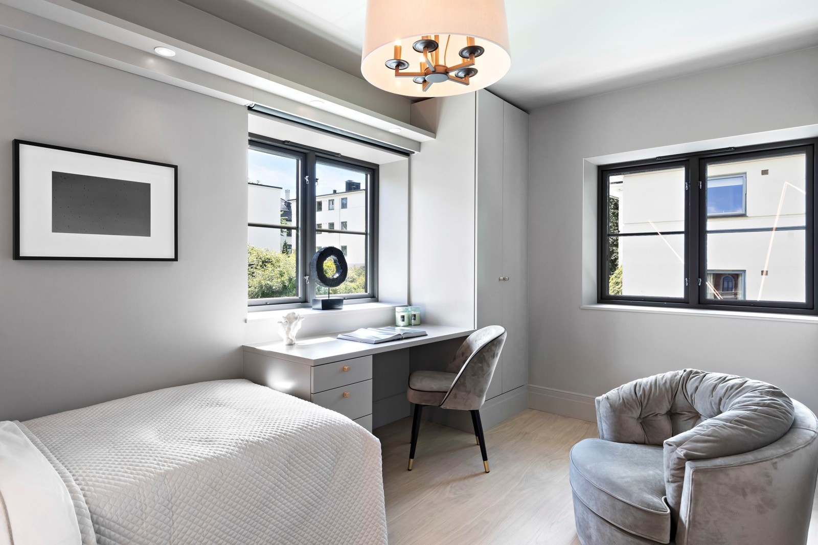 Alle soverommene har enstavs parkettgulv, pent malte vegger og plassbygd garderobeløsning. Galleribilde