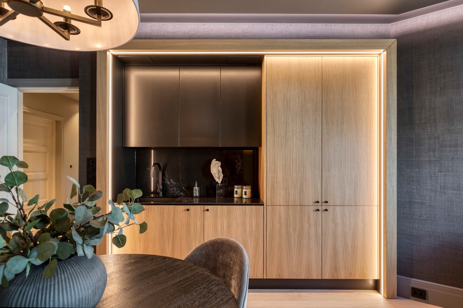 Denne delen av boligen har egen inngang, eget bad og en stilren kjøkkeninnredning. Galleribilde