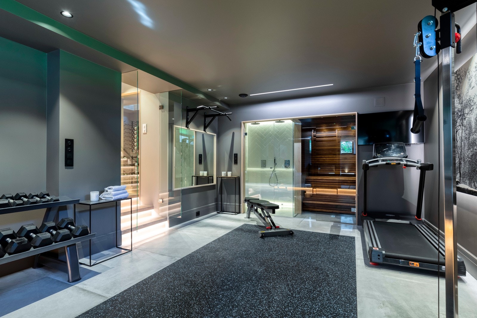 I tilknytningen av treningsrommet er det en flott badstue med tilliggende dusjrom. Galleribilde