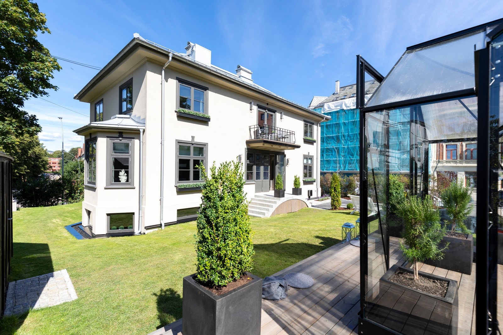 Nydelig hage med drivhus/vinterhage. Galleribilde