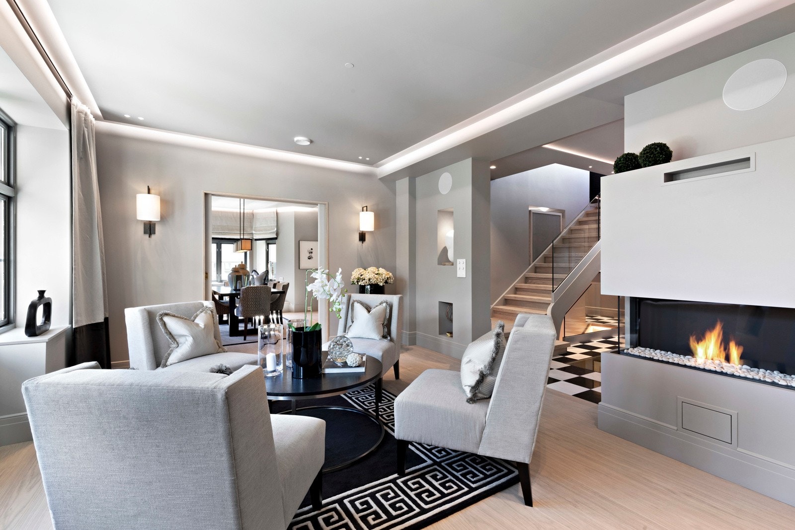 Rommet har en stemningsfull gasspeis og doble dører til veranda/hage. Galleribilde