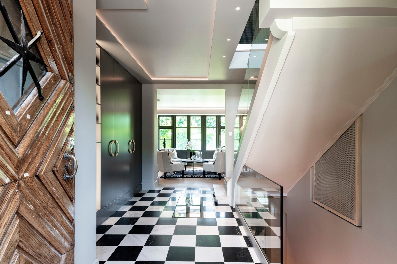 I 2022 ble villaen pusset opp og har nå gjenoppstått i ny prakt. Her får du tre romslige etasjer smakfullt innredet med moderne, eksklusive løsninger. Galleribilde