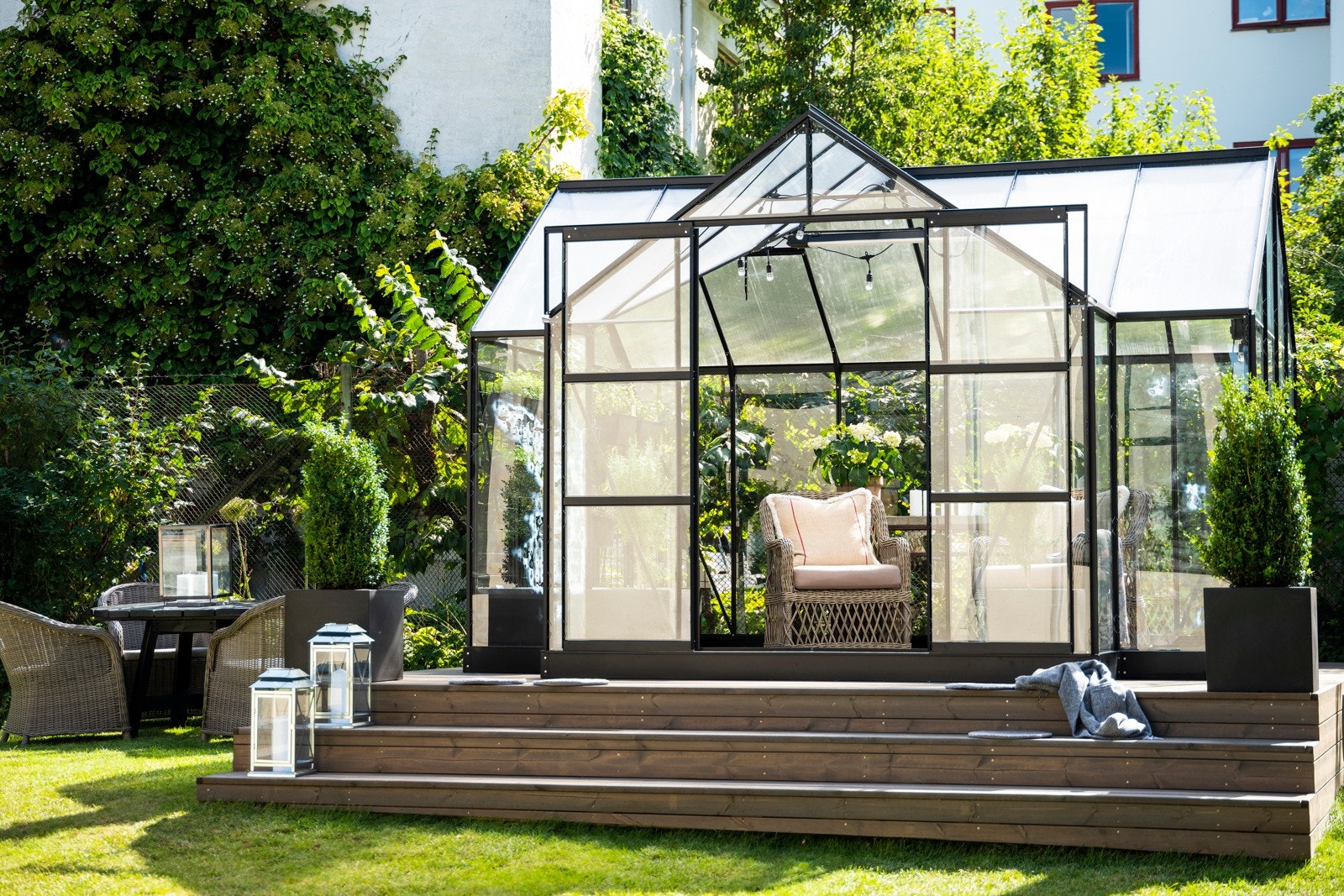 Det er bygd en stor terrasse med drivhus/vinterhage - perfekt for måltider i hagen når været er litt ruskete. Det er også oppført en utebod i hagen med god plass for oppbevaring. Galleribilde