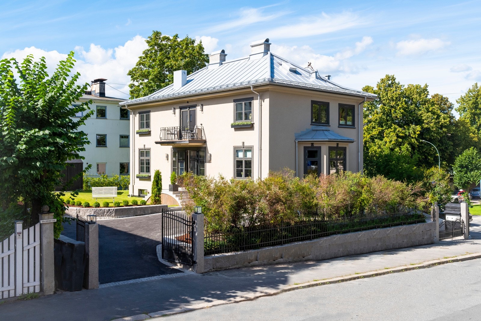 Herskapelig og vakker murvilla med fantastisk beliggenhet. Betydelig oppusset i 2022. Flott solrik, inngjerdet hage. Galleribilde