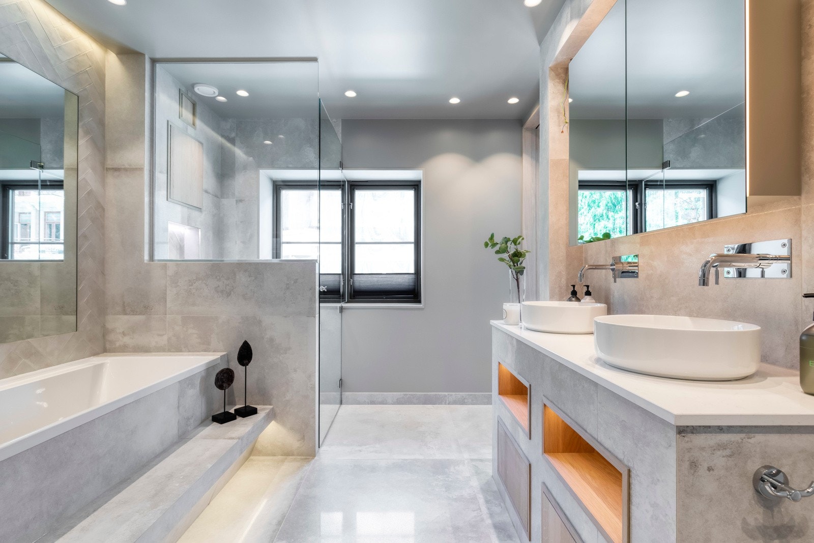 Boligen har til sammen 4 bad, separat wc-rom og eget vaskerom. Galleribilde