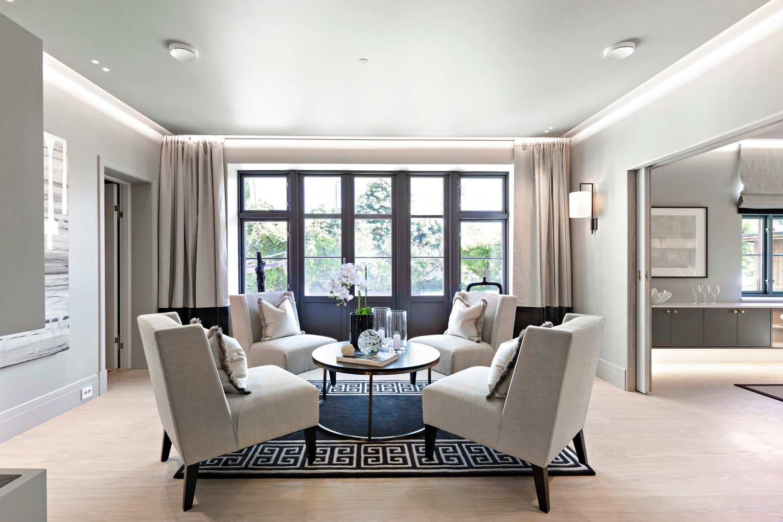 Hovedstuen i første etasje ligger mellom kjøkken/spisestue og biblioteket. Galleribilde