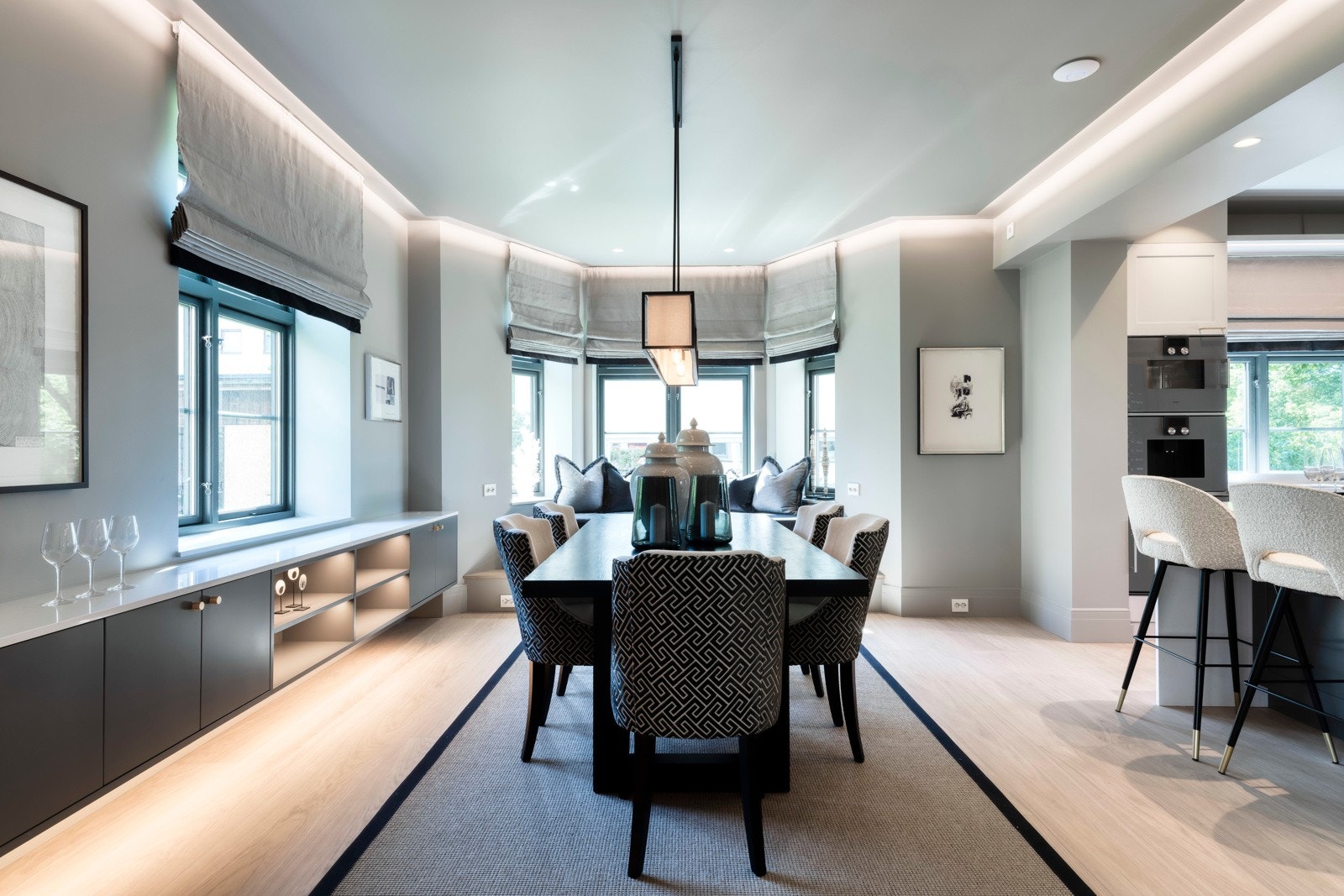 Kjøkkenet er stort og innbydende med eksklusiv innredning fra Brodahl og Jahren. Rommet har enstavs parkett, gråmalte overflater og egen spisestuedel. Galleribilde