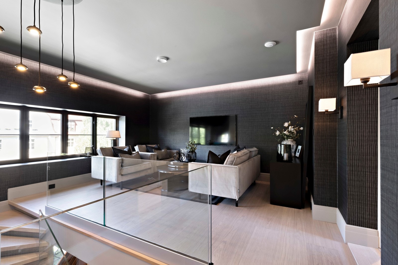 I boligens 2. etasje finner man en flott stue i en mørk, tidsriktig stil, samt flere store vinduer. Galleribilde