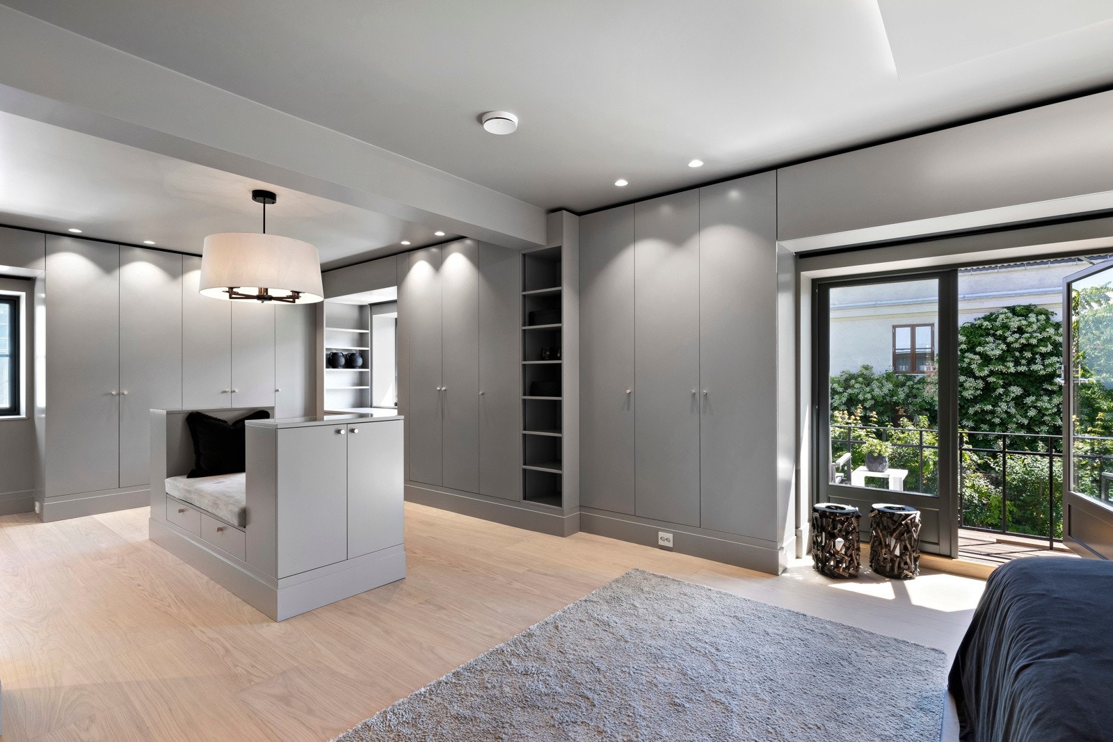 Hovedsoverommet er smakfullt innredet med garderobeavdeling, flere plassbygde skap, flott belysning og utgang til balkong. Galleribilde