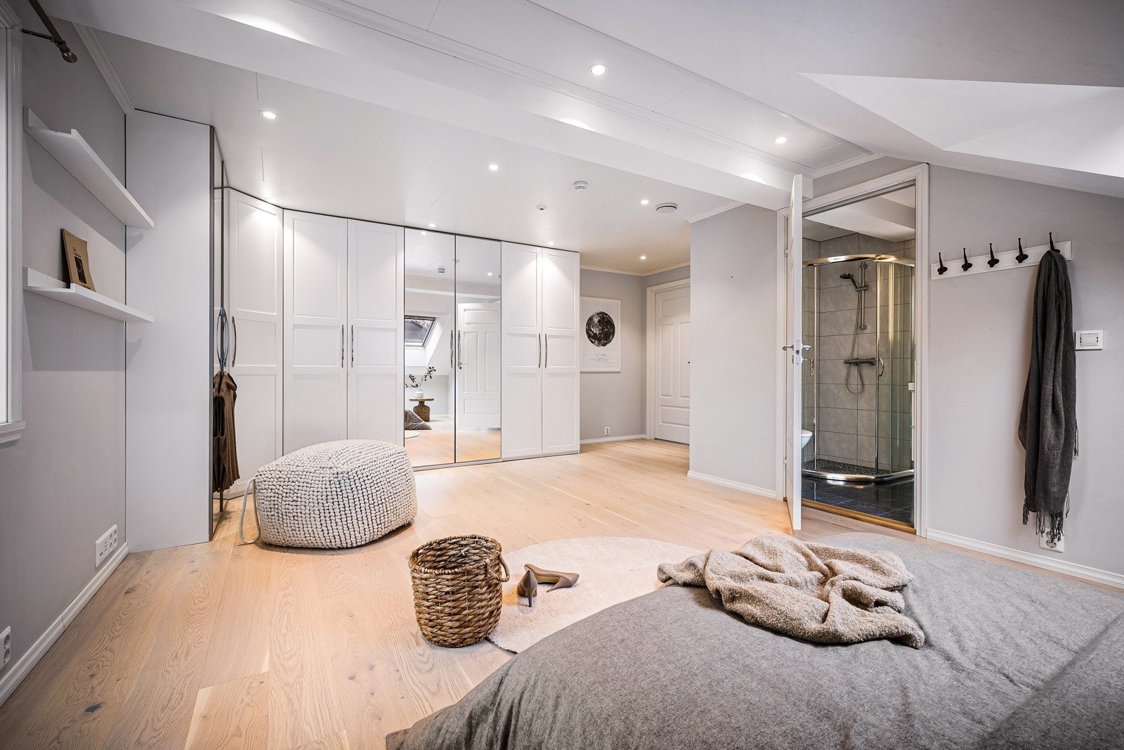 Soverommet har store garderobeskap og har et eget bad i direkte tilknyntning. Galleribilde