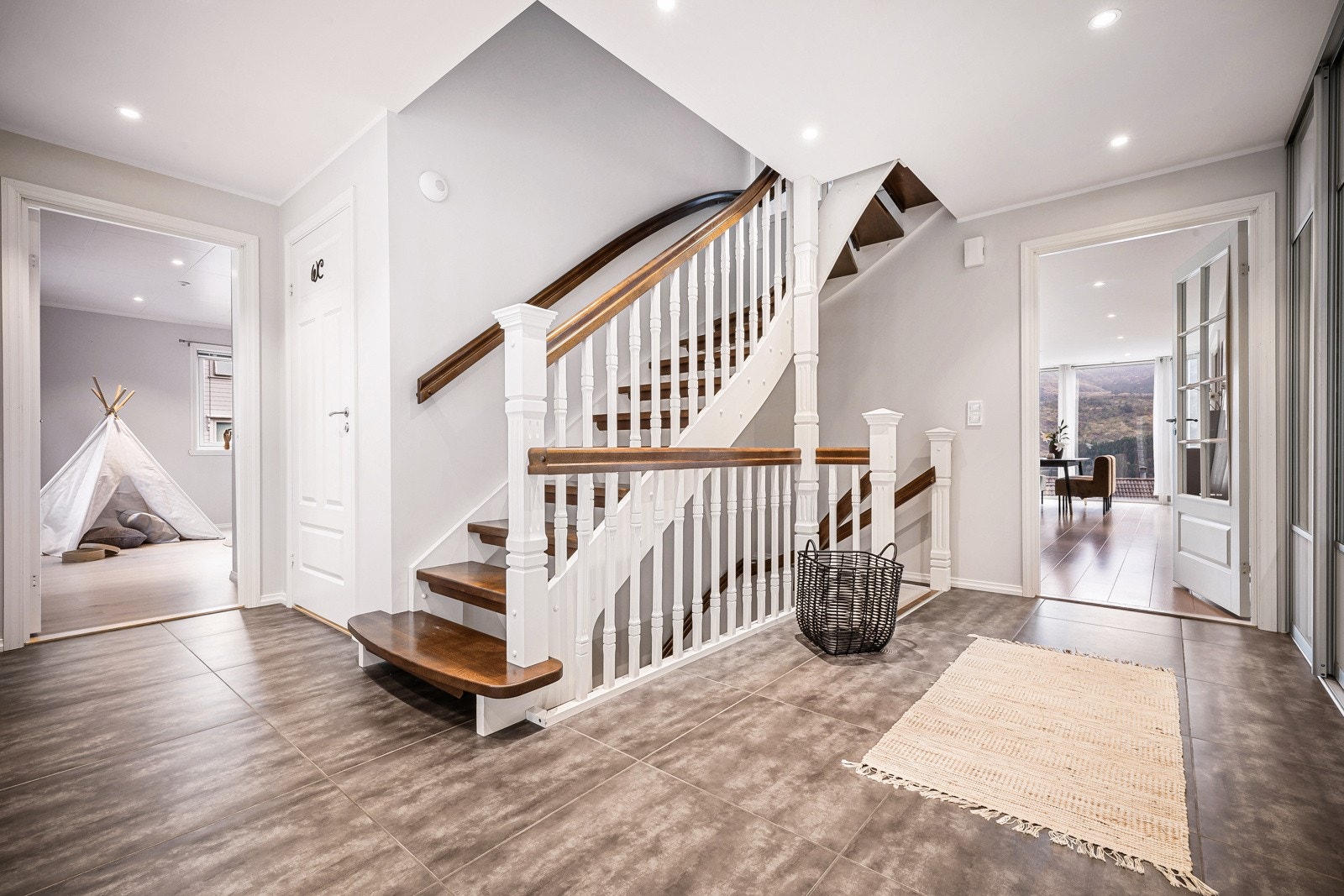 Vi tar turen videre ut i gangen, her er det inngang til soverom, bad og vaskerom. Galleribilde