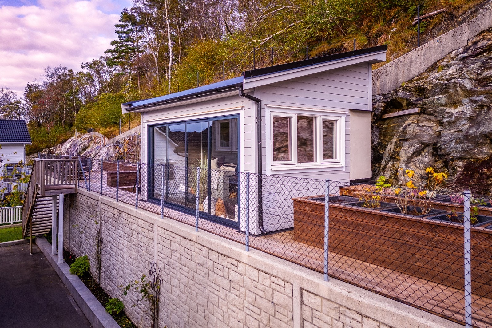 Koselig hagestue hvor det er lagt varme i gulv og klargjort for pizzaovn om ønskelig. Galleribilde