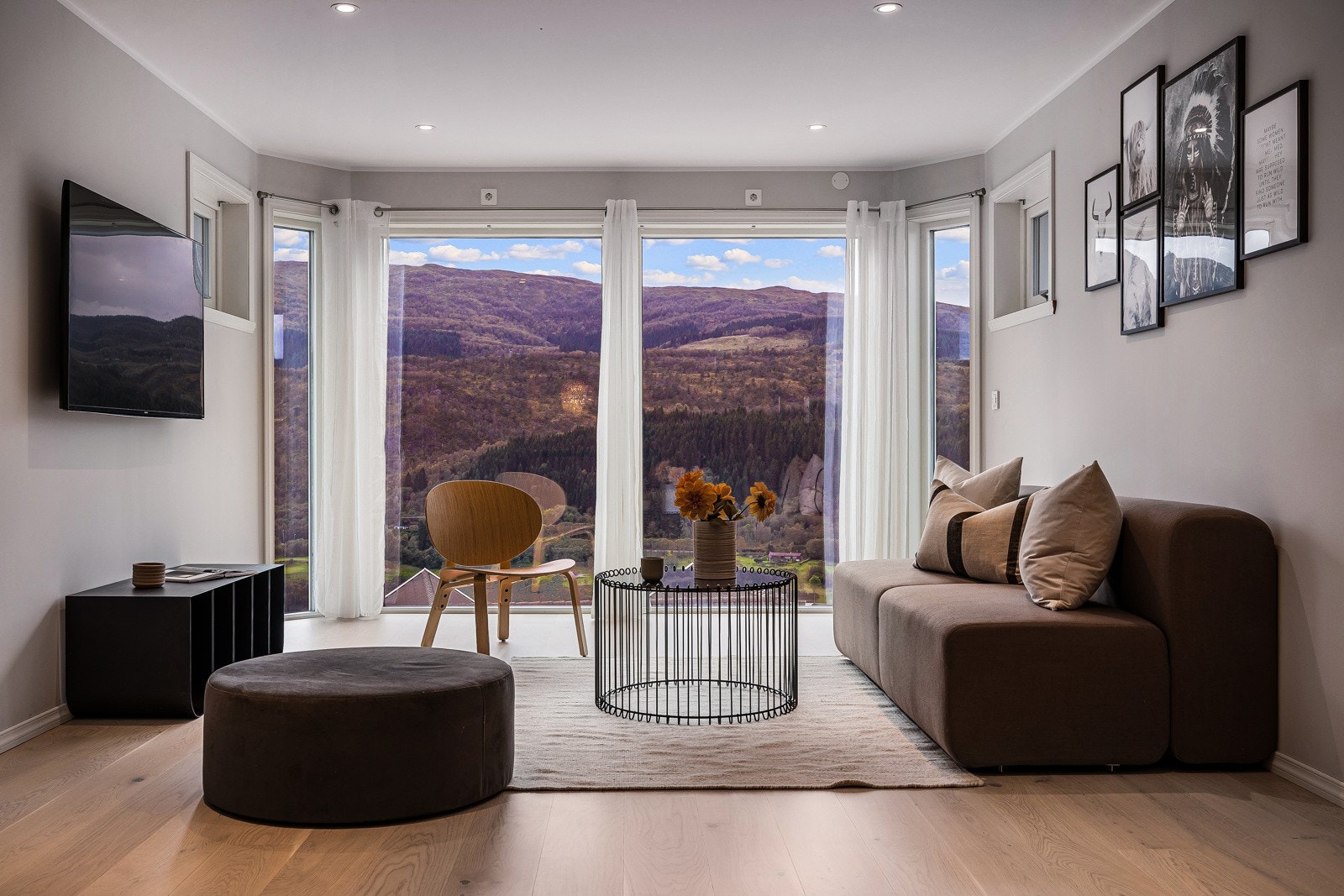 Her finner vi en deilg loftstue med magisk utsikt fra gulv til tak. Galleribilde