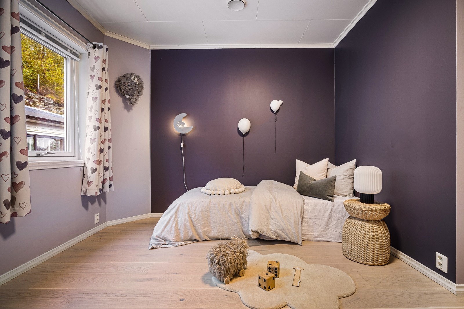 Soverom 5 har en luftig følelse og god plass til seng, oppbevaring og møblement etter alder. Galleribilde