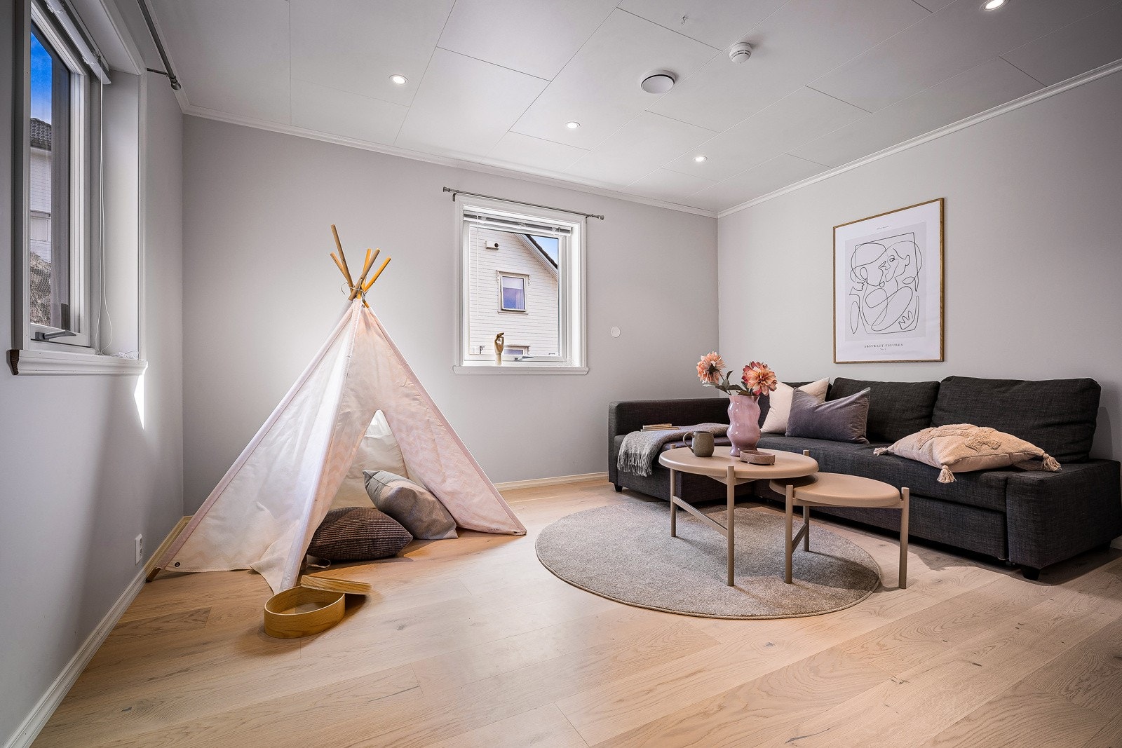 Soverommet i denne etasjen er på 15,1 kvm og kan fint brukes som tv-stue for barna eller tenåringsrom, da badet er like utenfor. Galleribilde